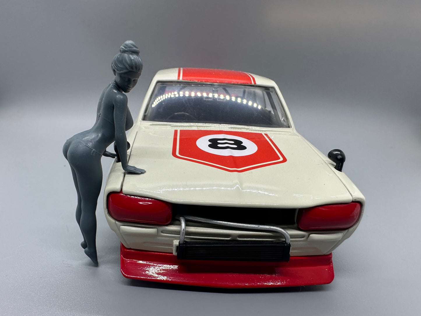 1:24 Scale Sexy Modeling Girl Leaning on the Hood Resin Figure Unpainted