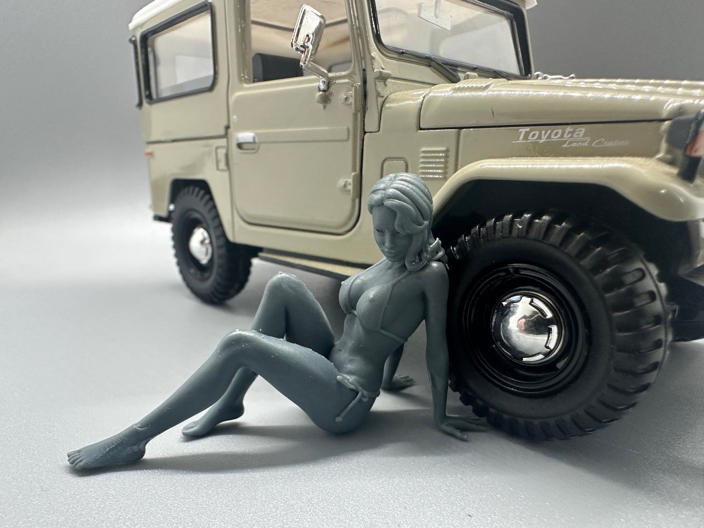 1:24 Scale Sexy Modeling Girl Sitting Resin Figure Unpainted