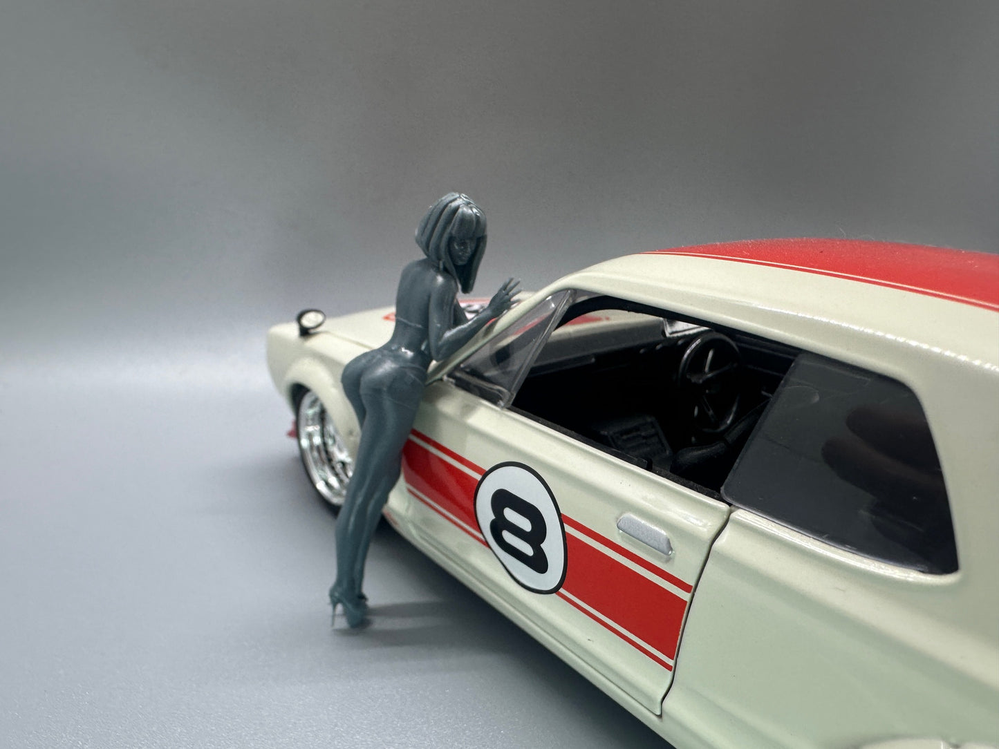 1:24 Scale Sexy Modeling Girl Leaning Resin Figure Unpainted