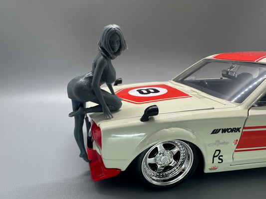 1:24 Scale Sexy Modeling Girl Kneeling on the Hood Resin Figure Unpainted