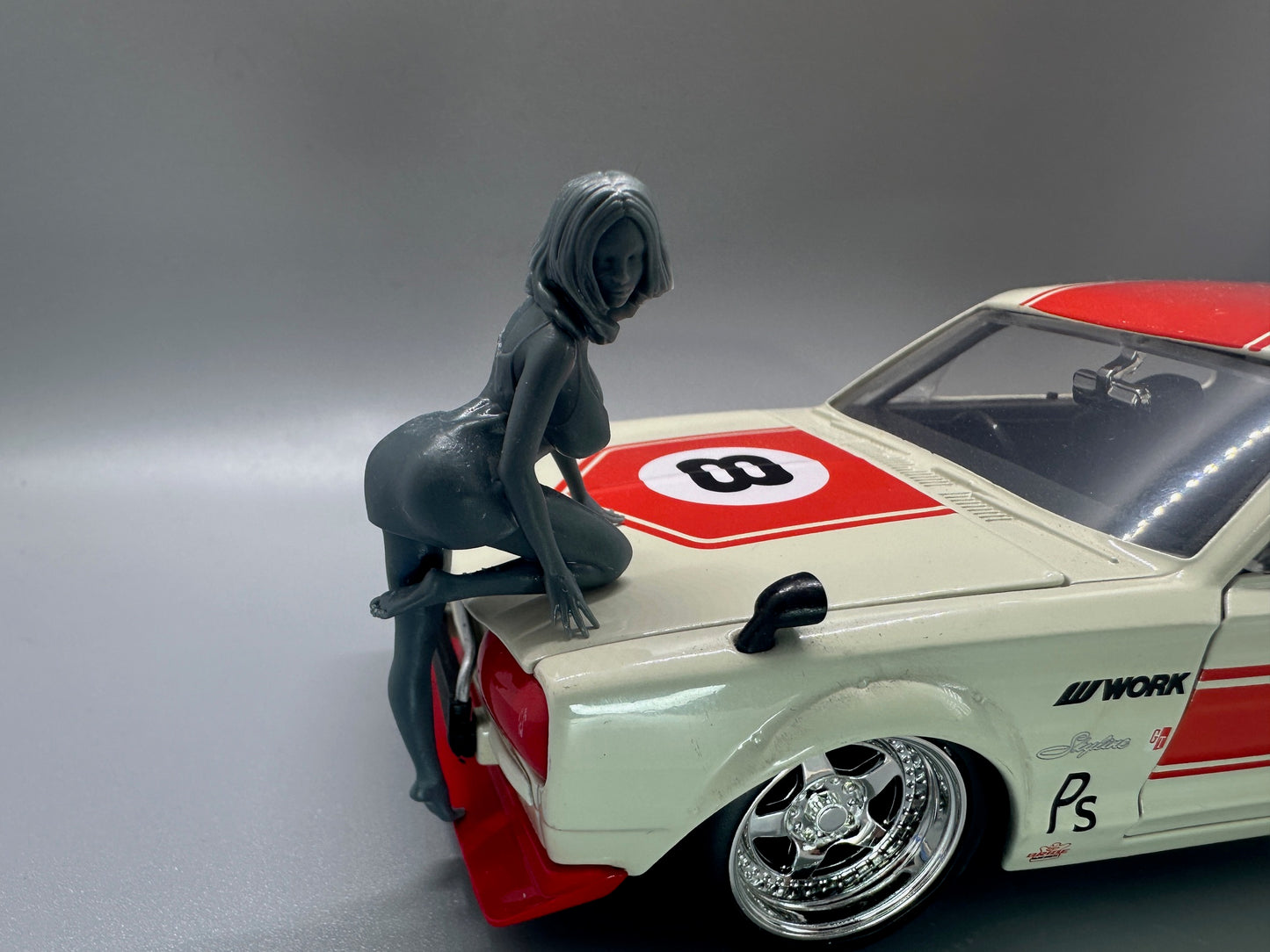 1:24 Scale Sexy Modeling Girl Kneeling on the Hood Resin Figure Unpainted