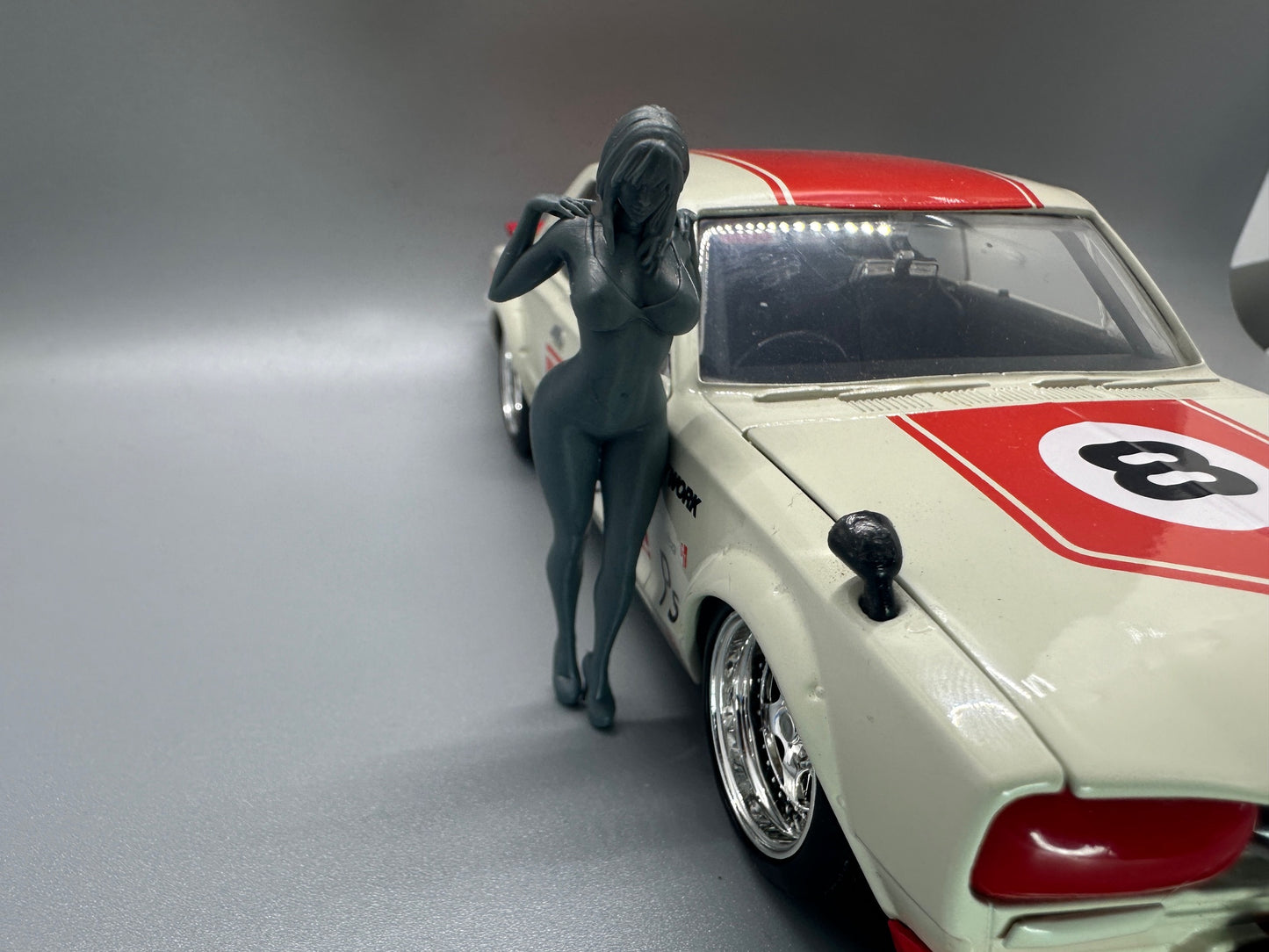 1:24 Scale Sexy Modeling Girl With Hands on Shoulders Resin Figure Unpainted