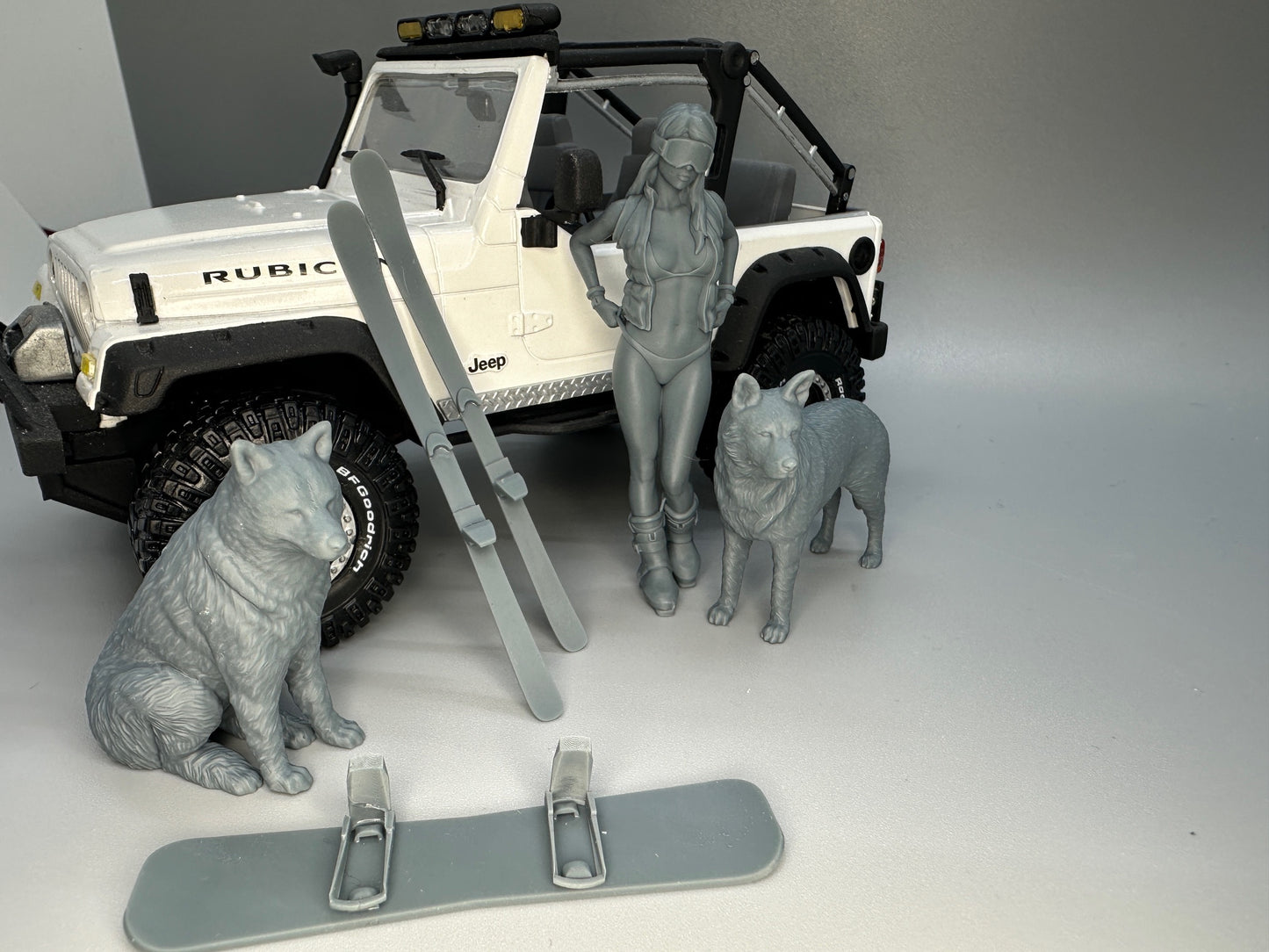 1:24 Scale Sexy Ski/Snow Board Girl with Huskys Resin Figures Unpainted Kit