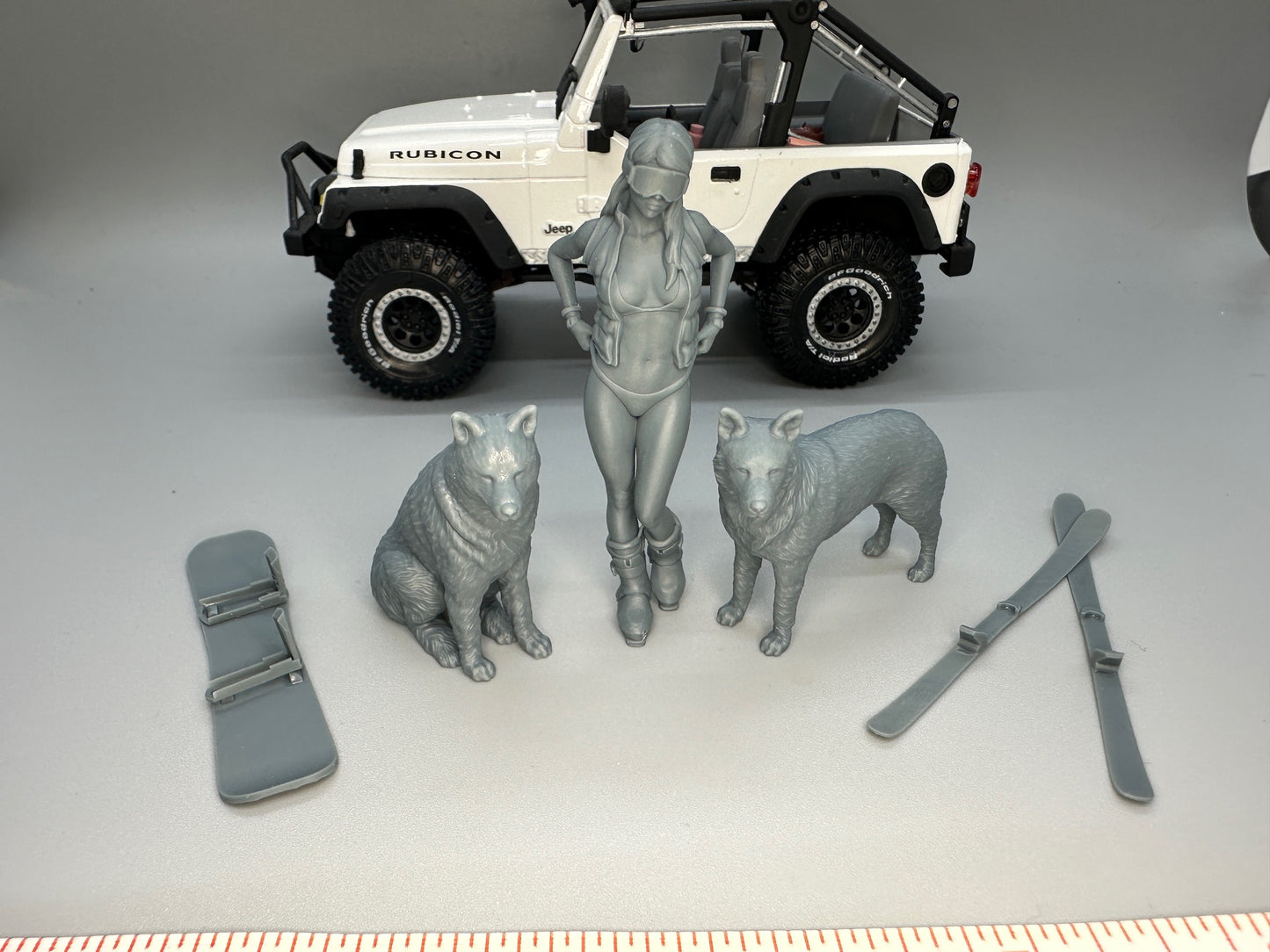 1:24 Scale Sexy Ski/Snow Board Girl with Huskys Resin Figures Unpainted Kit