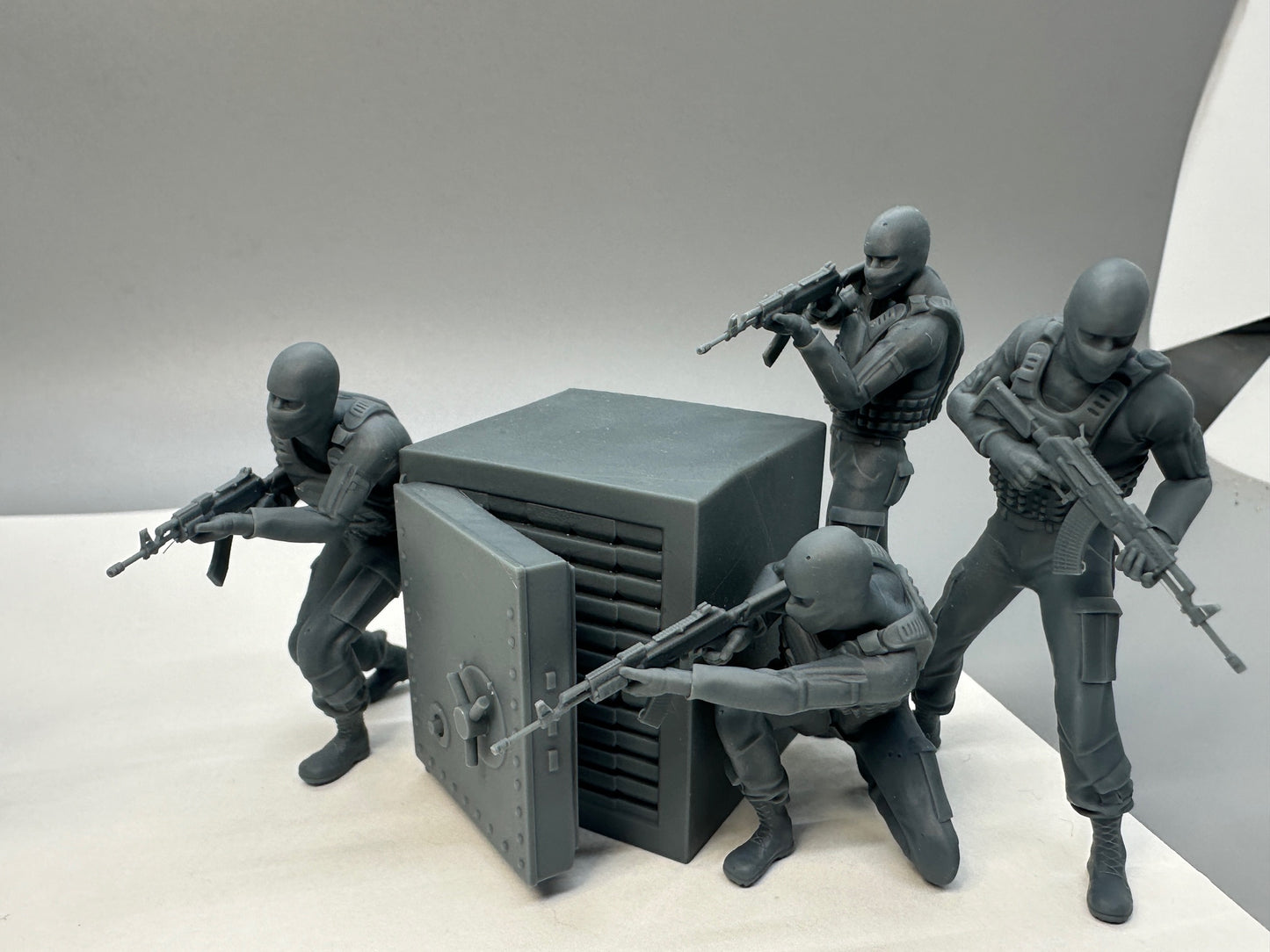 1:24 Scale SWAT Team vs Terrorists/Bank Robbers/Bad Guys Resin Figures Set