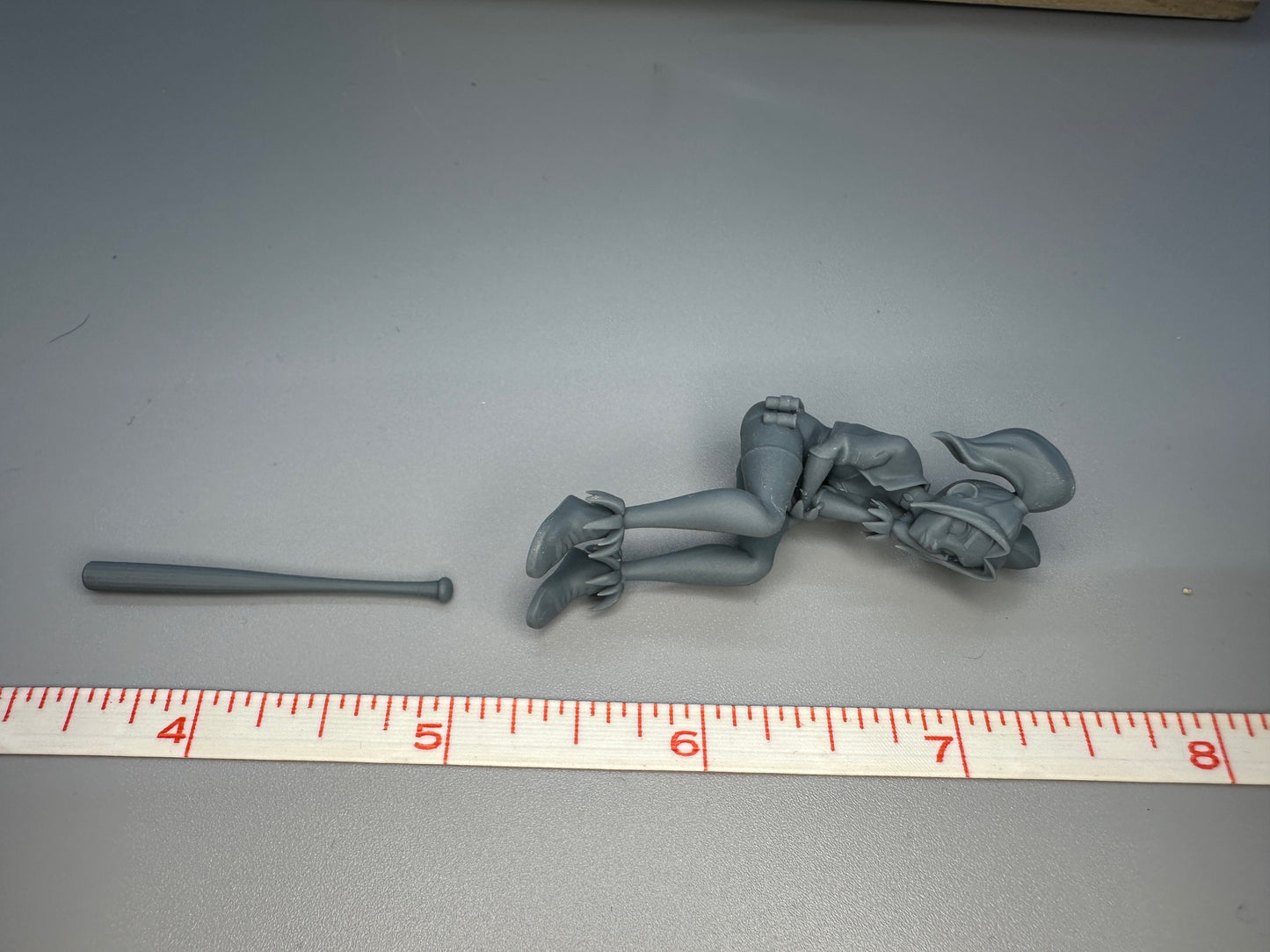 1:24 Scale Harley Quinn Sitting with Baseball Bat Resin