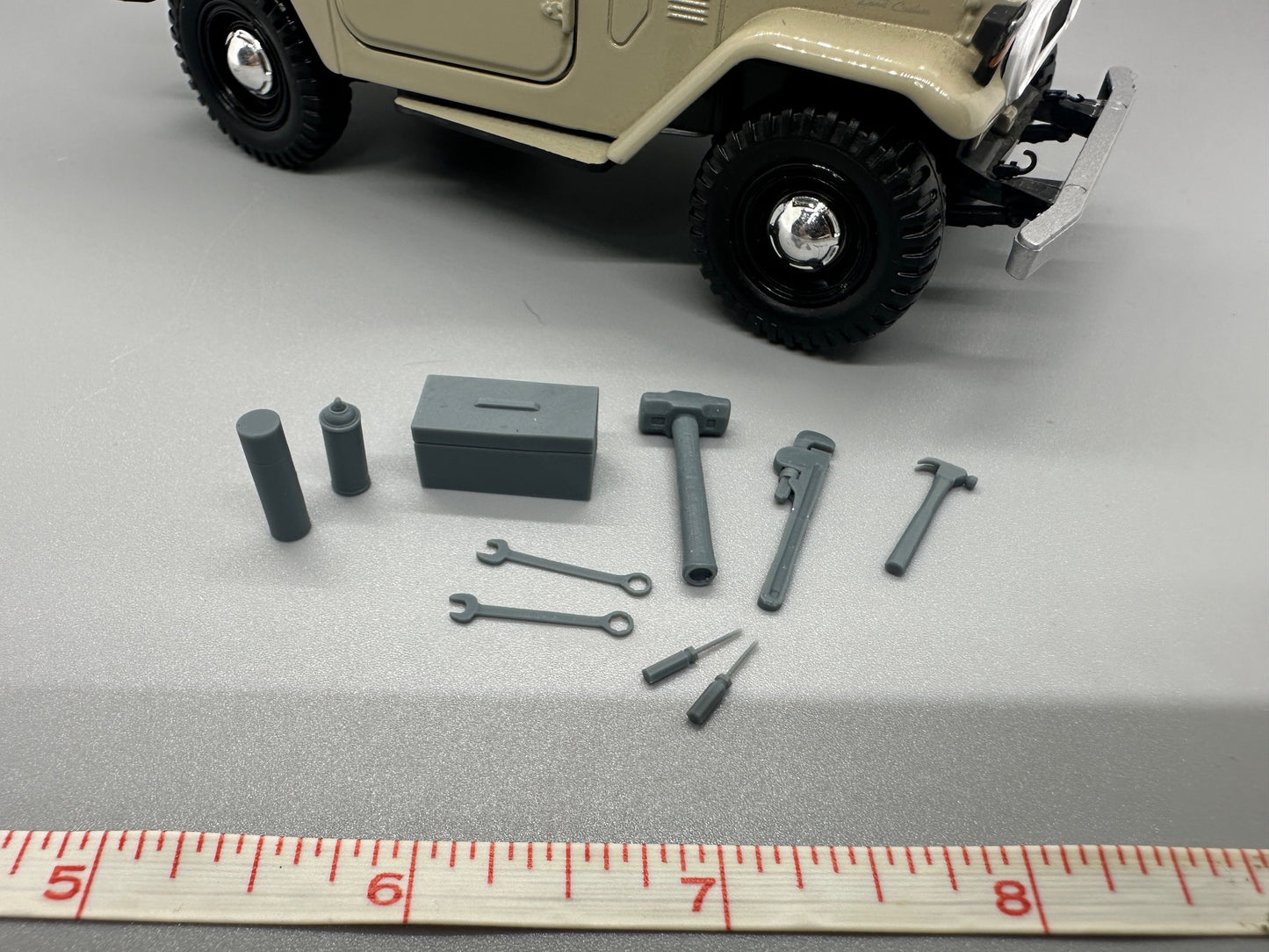 1:24 Scale Resin Tools, Tool Box and Spray Paint Cans, Unpainted