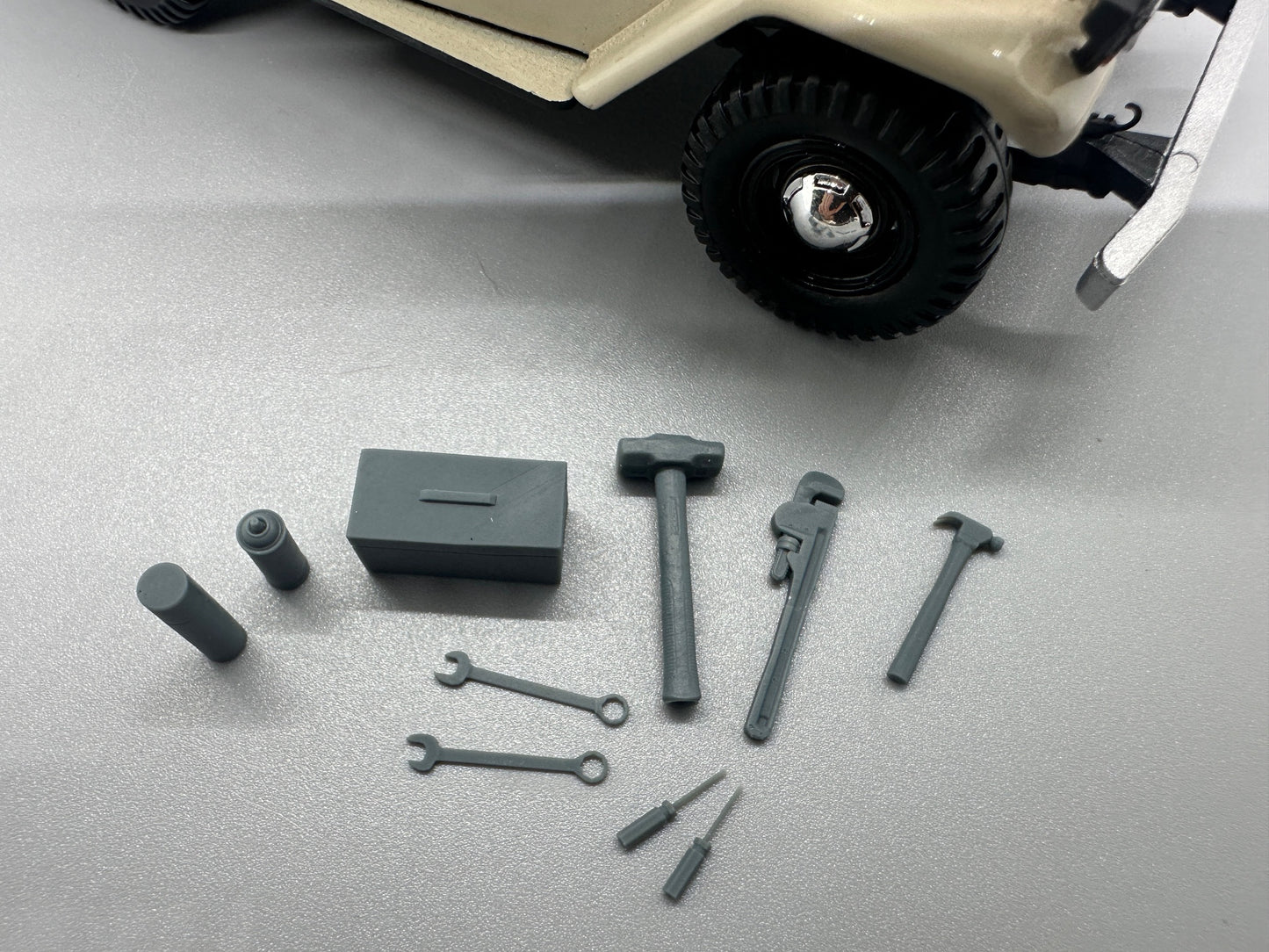 1:24 Scale Resin Tools, Tool Box and Spray Paint Cans, Unpainted