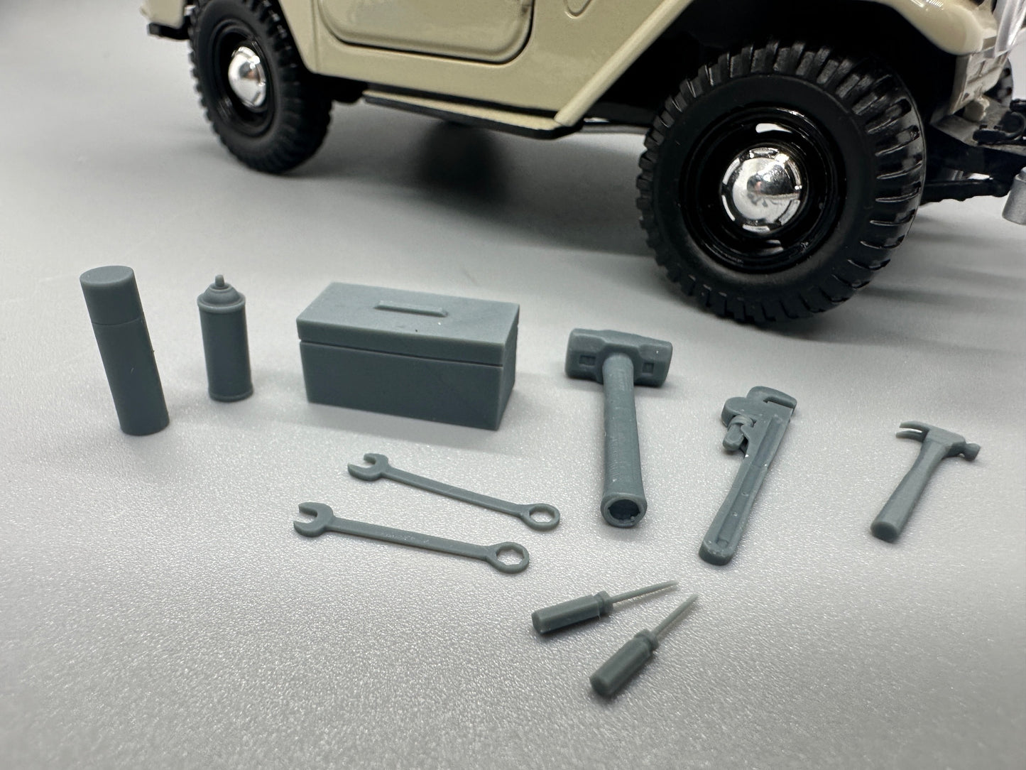 1:24 Scale Resin Tools, Tool Box and Spray Paint Cans, Unpainted