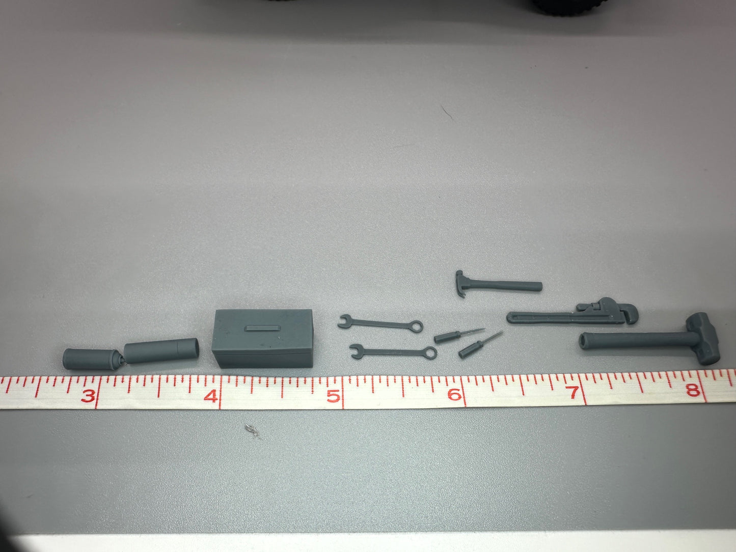 1:24 Scale Resin Tools, Tool Box and Spray Paint Cans, Unpainted