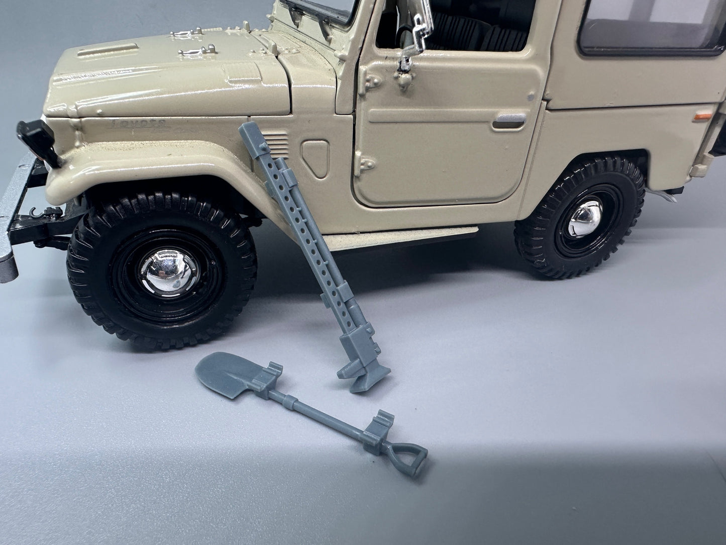 1:24 Scale Hi Lift Jack and Shovel With Brackets Unpainted Resin