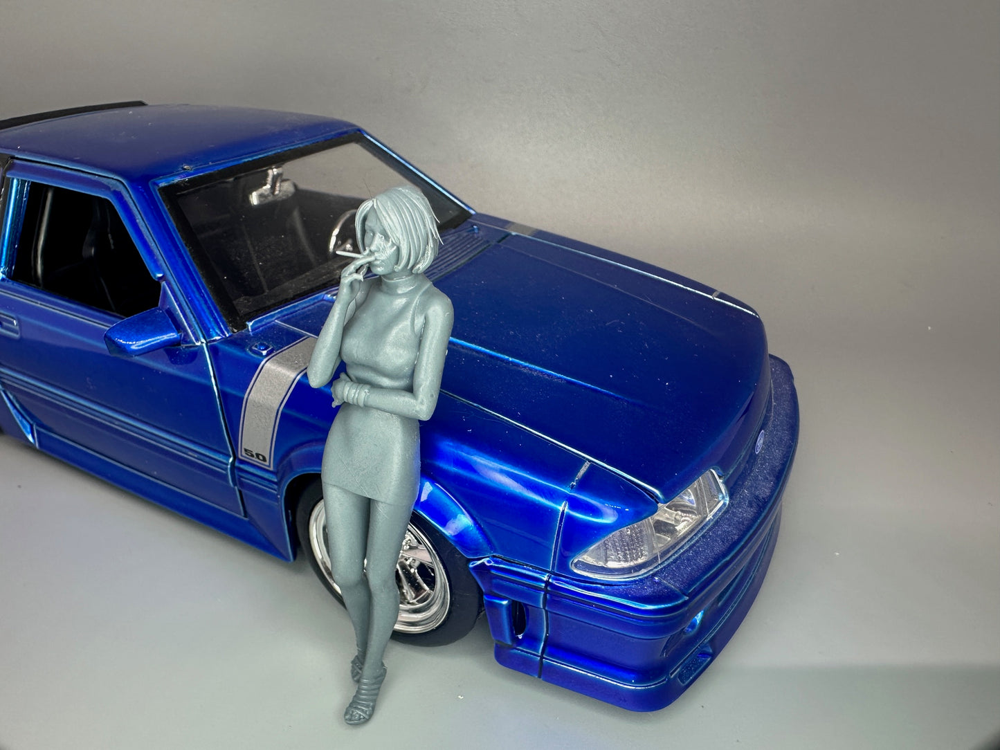 1:24 Scale Resin Girl Smoking Figure Unpainted