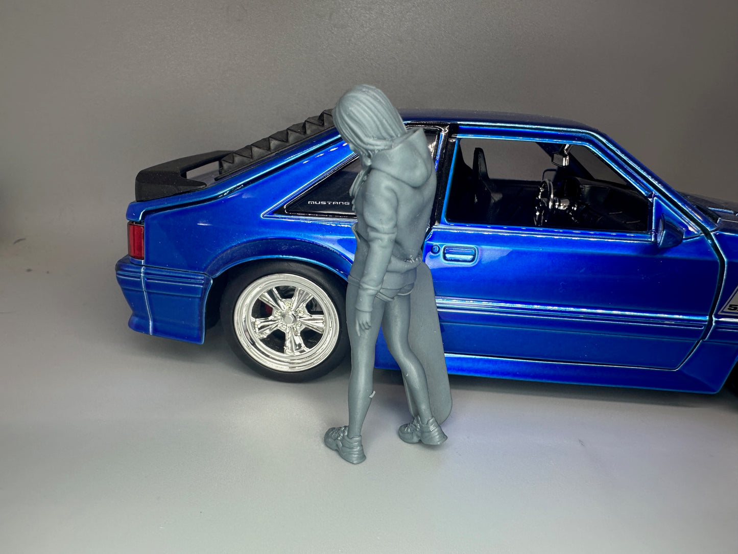 1:24 Scale Skater Girl Resin Figure Unpainted