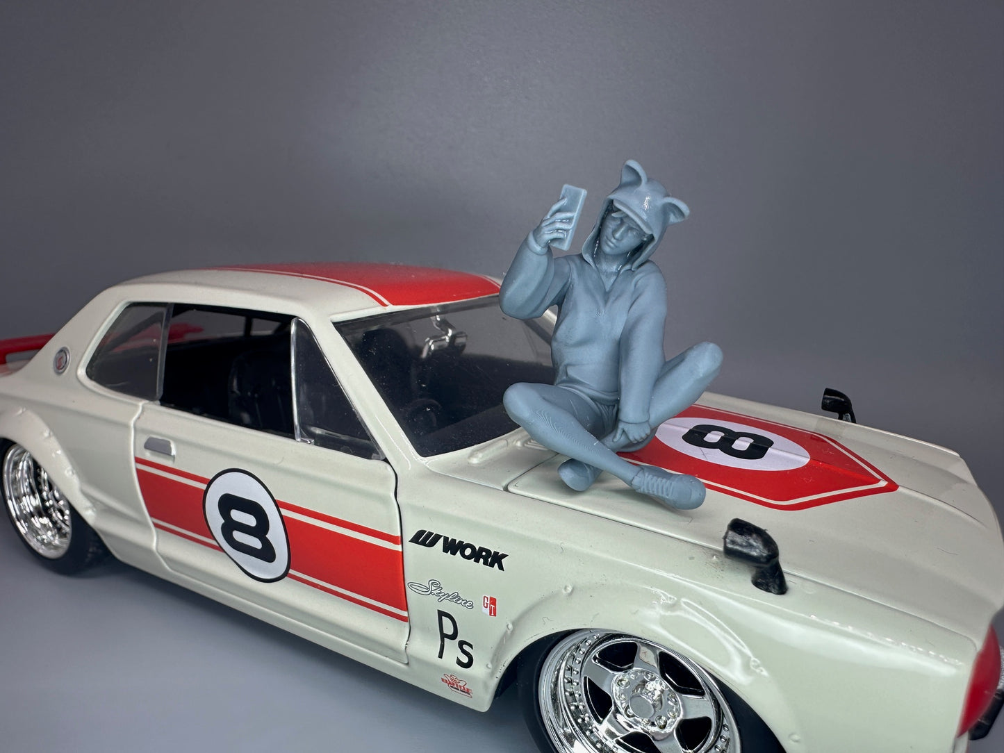 1:24 Scale Girl Taking Selfie Resin Figure Unpainted