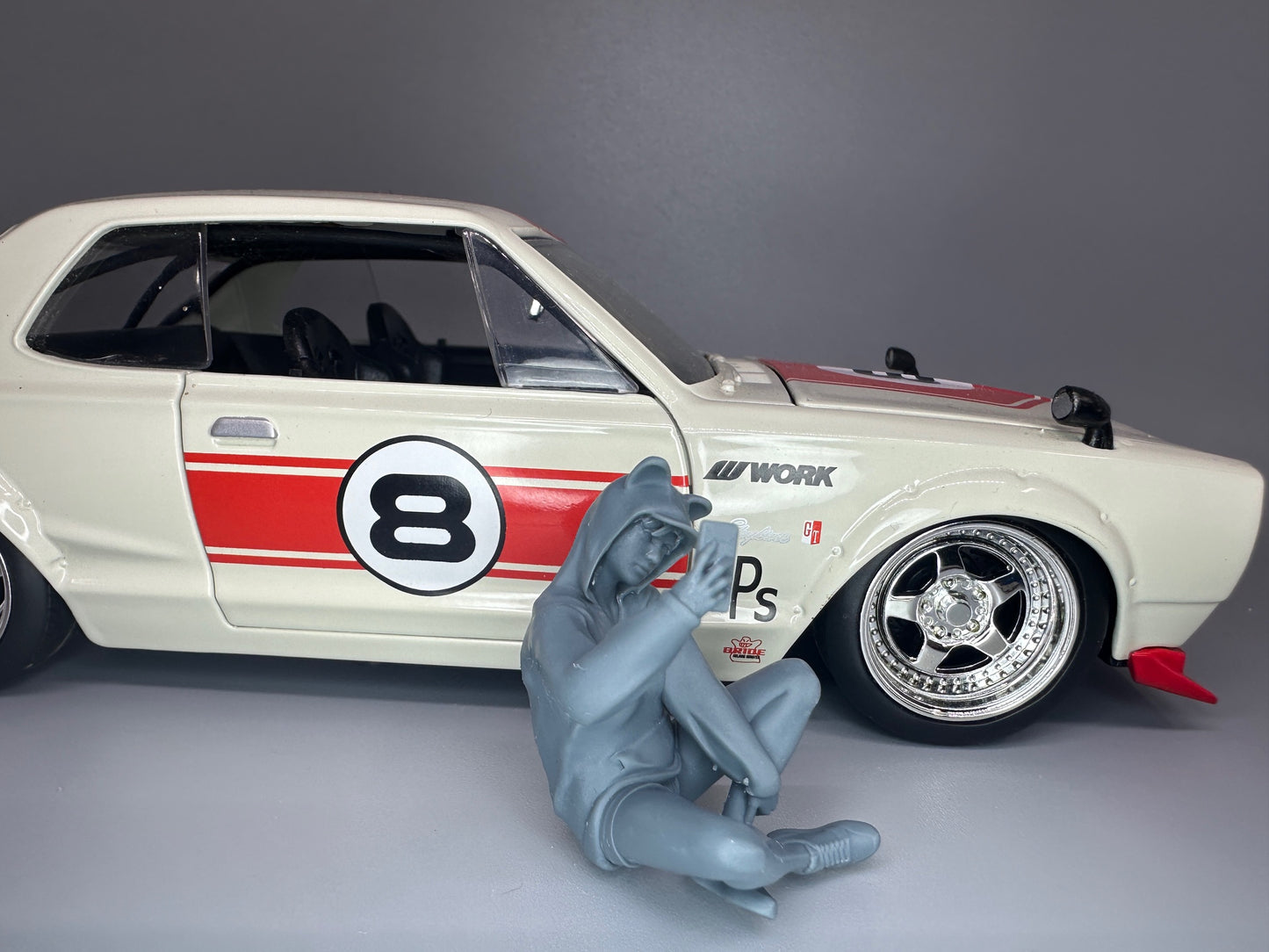 1:24 Scale Girl Taking Selfie Resin Figure Unpainted