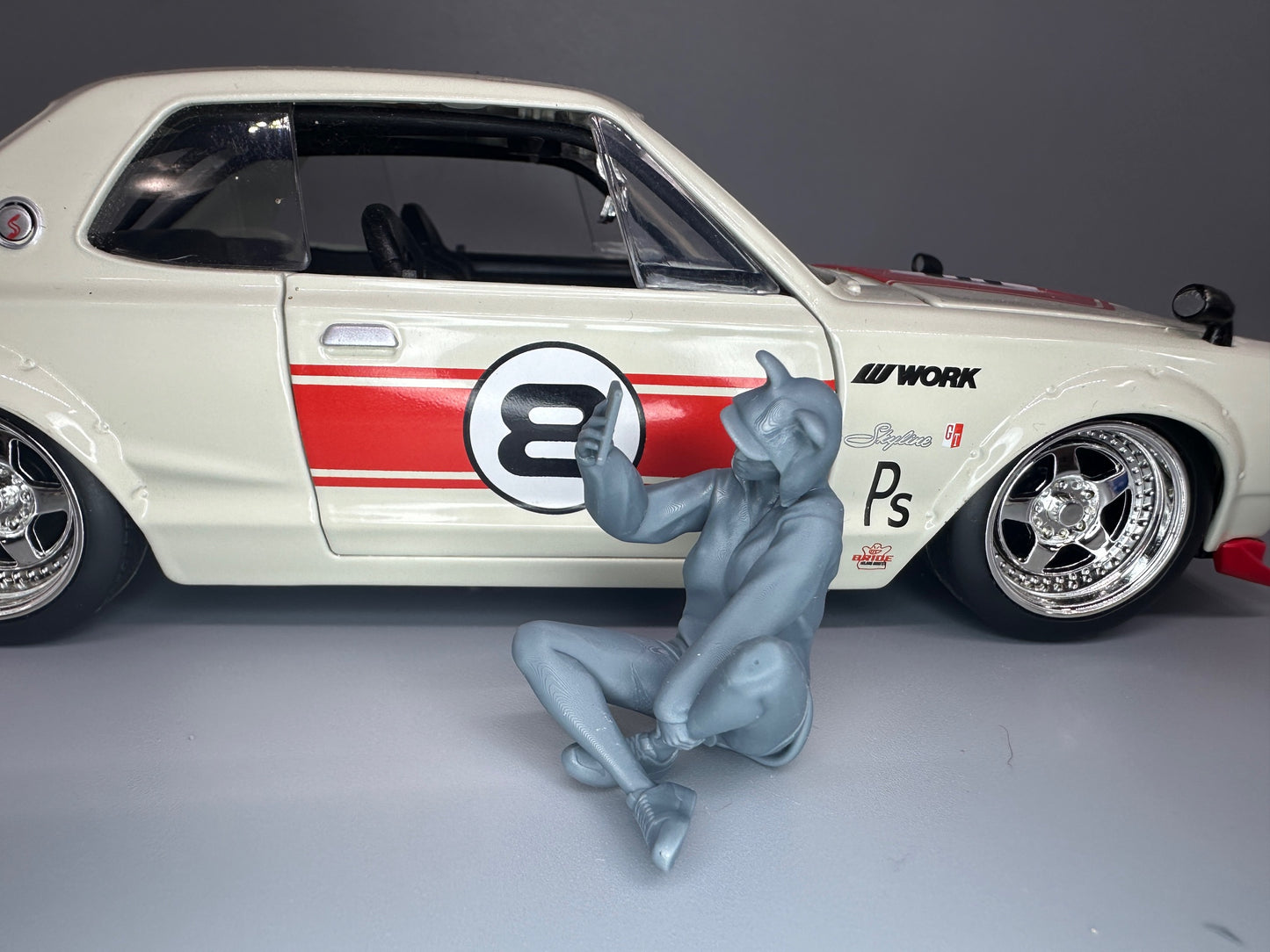 1:24 Scale Girl Taking Selfie Resin Figure Unpainted