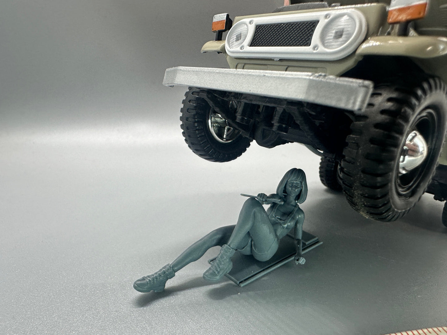 1:24 Scale Mechanic Girl on Creeper Resin Figure Unpainted