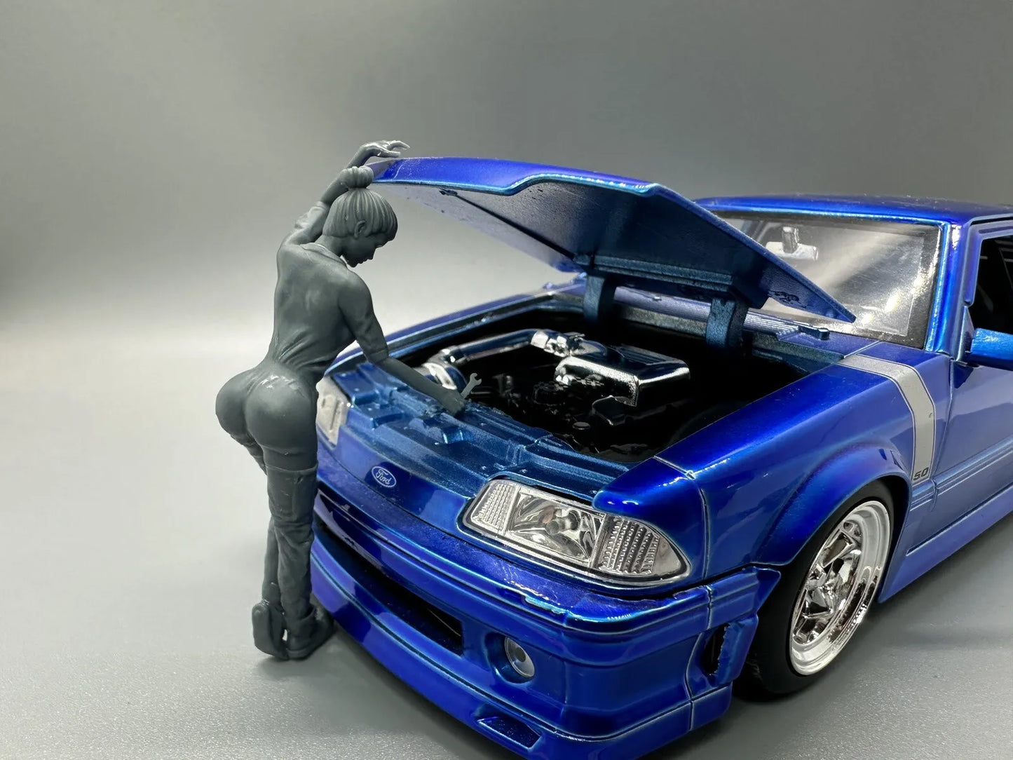 1:24 Scale Mechanic Girl Resin Figure Unpainted