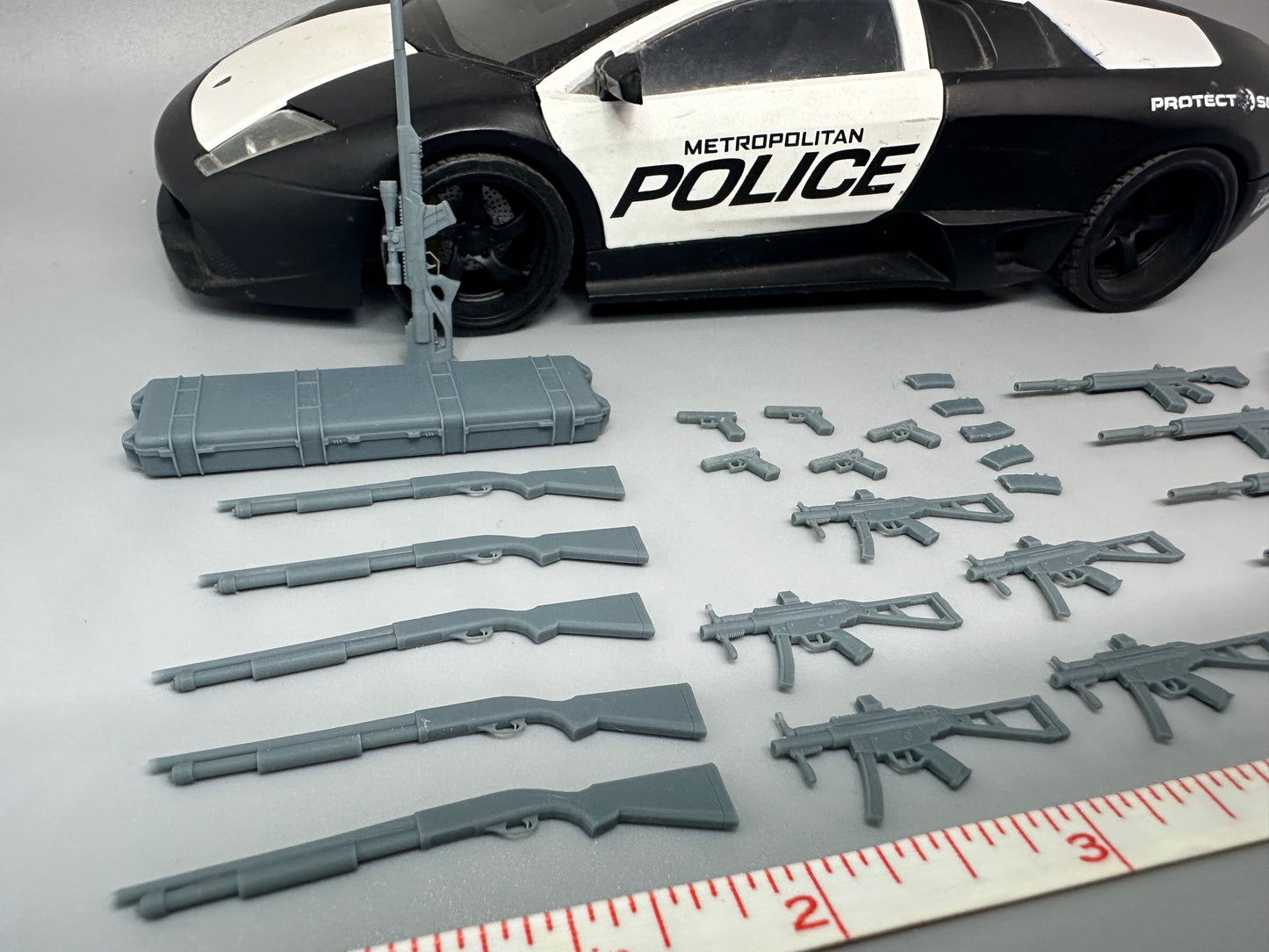 1:24 Scale Resin Complete Weapons Arsenal (21 Guns, 3 Cases, 5 Magazines)