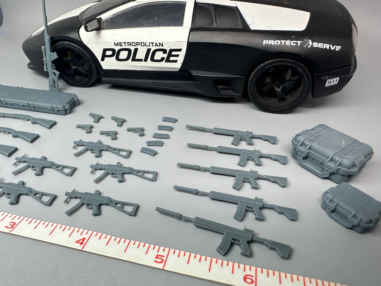 1:24 Scale Resin Complete Weapons Arsenal (21 Guns, 3 Cases, 5 Magazines)